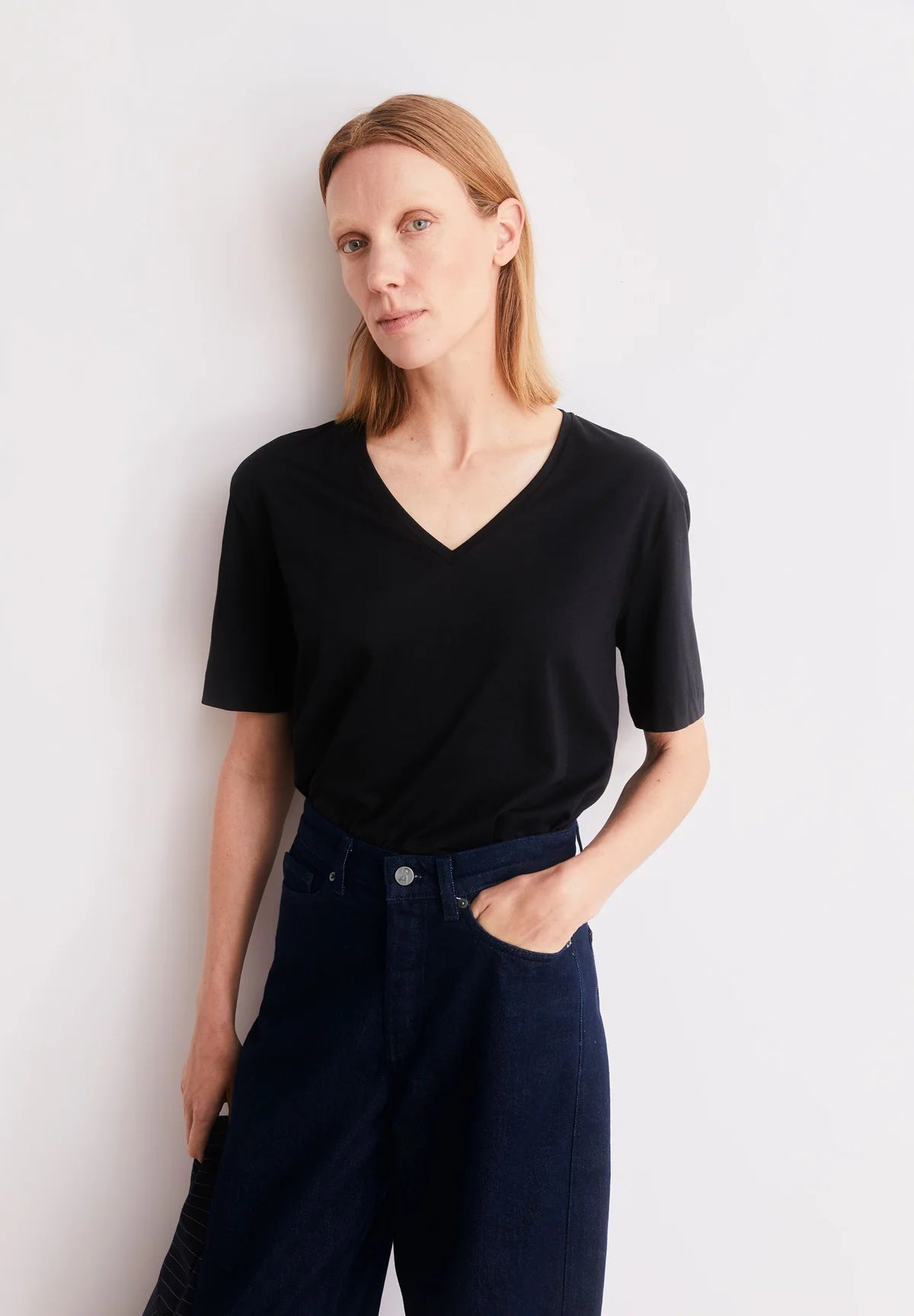 V-NECK T-SHIRT TENCEL™ LYOCELL-BLEND | BLACK