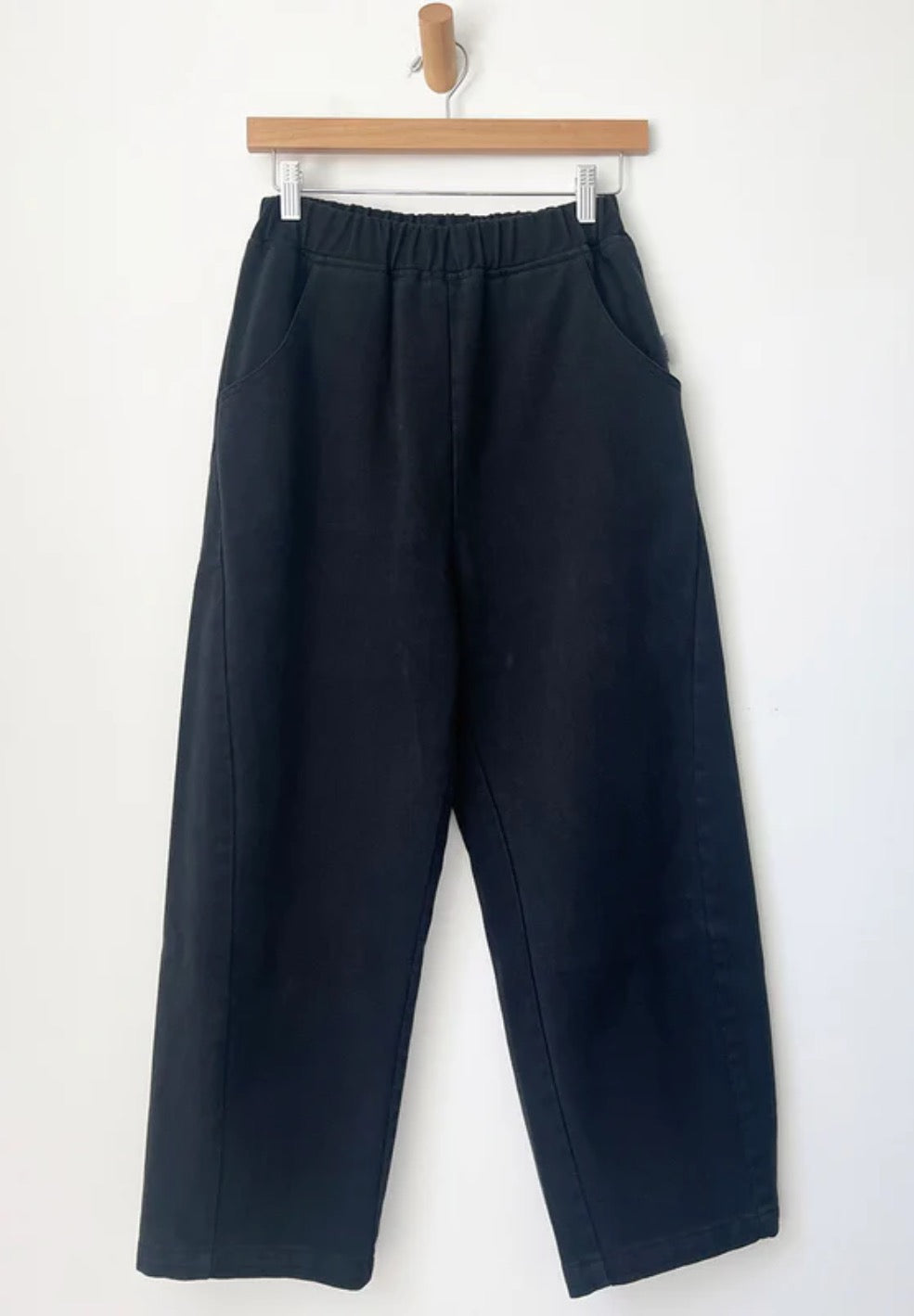 Arc Pants from Le Bon Shoppe. Barrel leg jeans with an elastic high waist and a slightly curved, cropped leg. Made from pure cotton canvas in black. With deep side pockets.