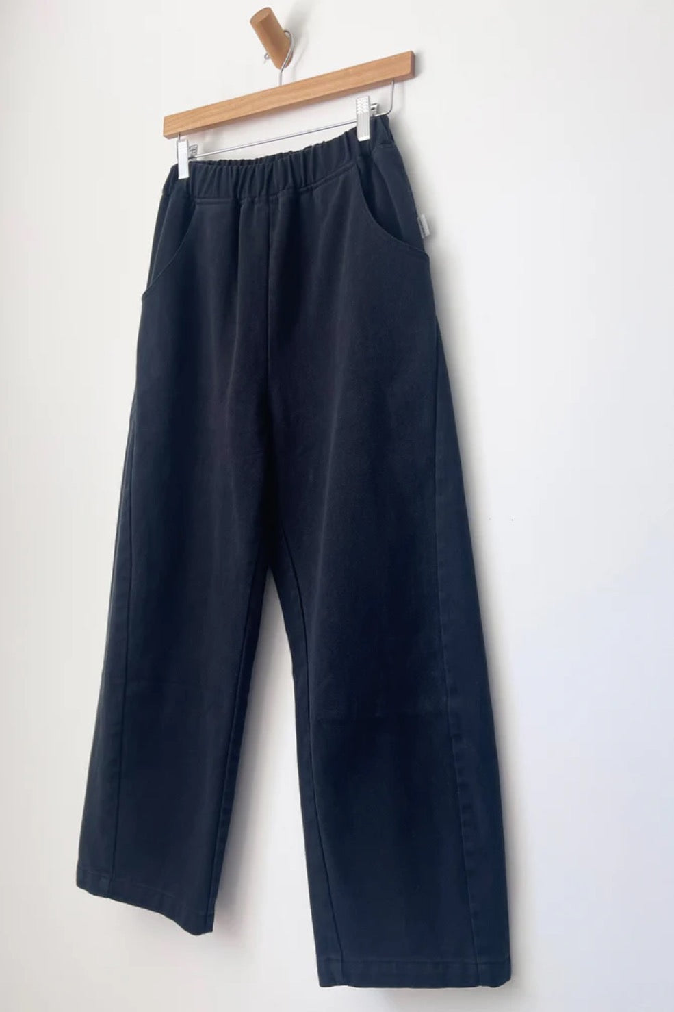 Arc Pants from Le Bon Shoppe. Barrel leg jeans with an elastic high waist and a slightly curved, cropped leg. Made from pure cotton canvas in black. With deep side pockets.