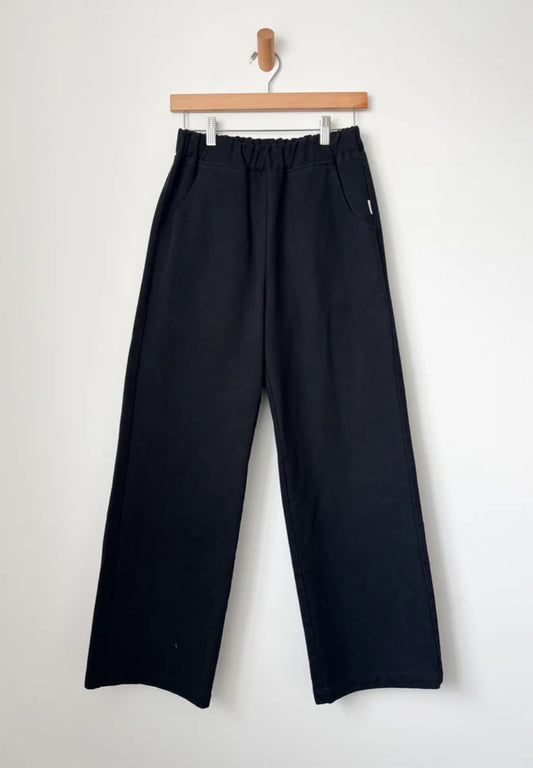 Straight wide leg BON pants from Le Bon Shoppe, elastic waistband and deep side pockets, made from 100% cotton canvas in black.