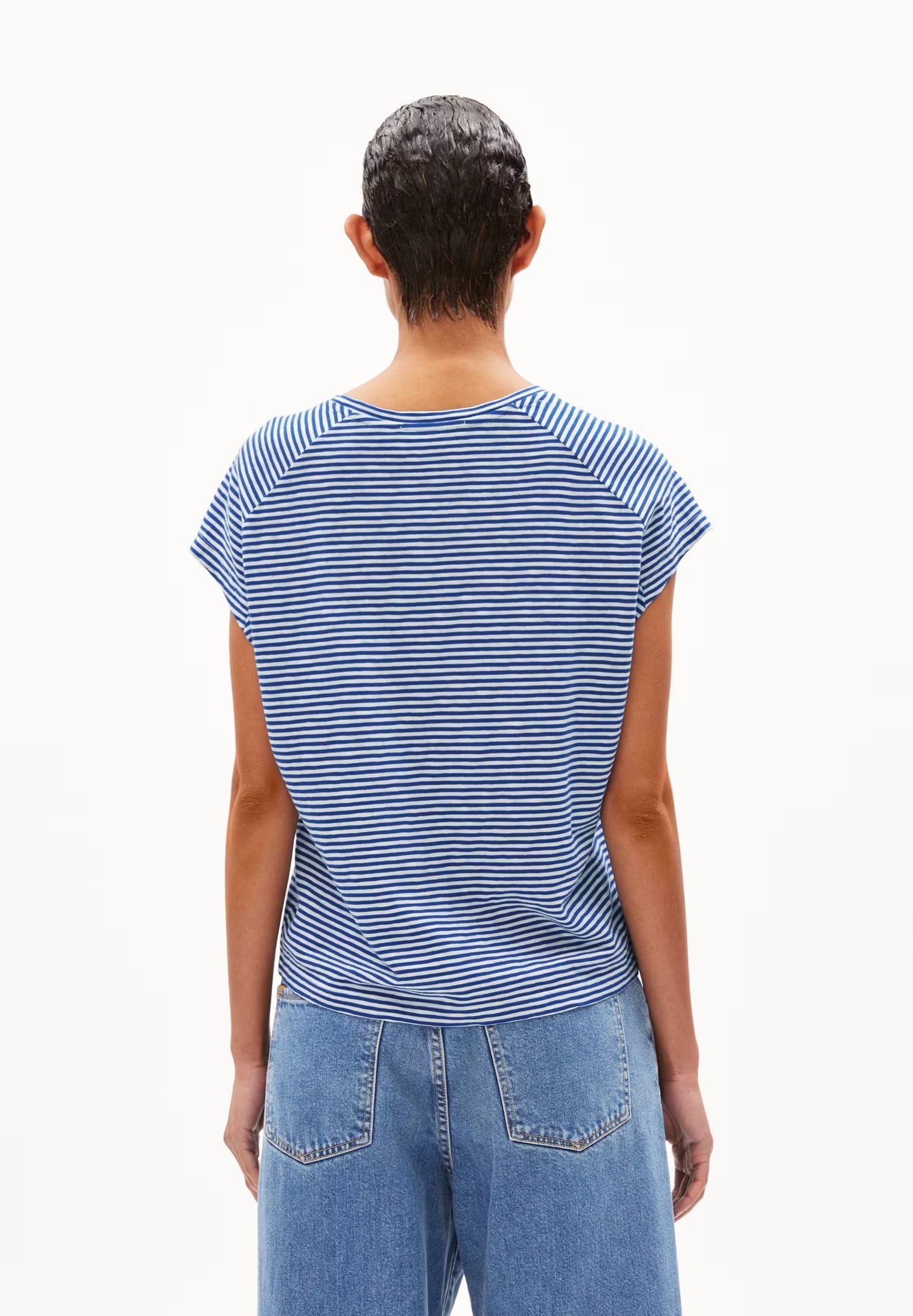 Loose fit striped t-shirt from Armedangels, with cap sleeves and a round neck, fine horizontal stripes in oat milk white and bright blue, made from sustainable organic cotton.