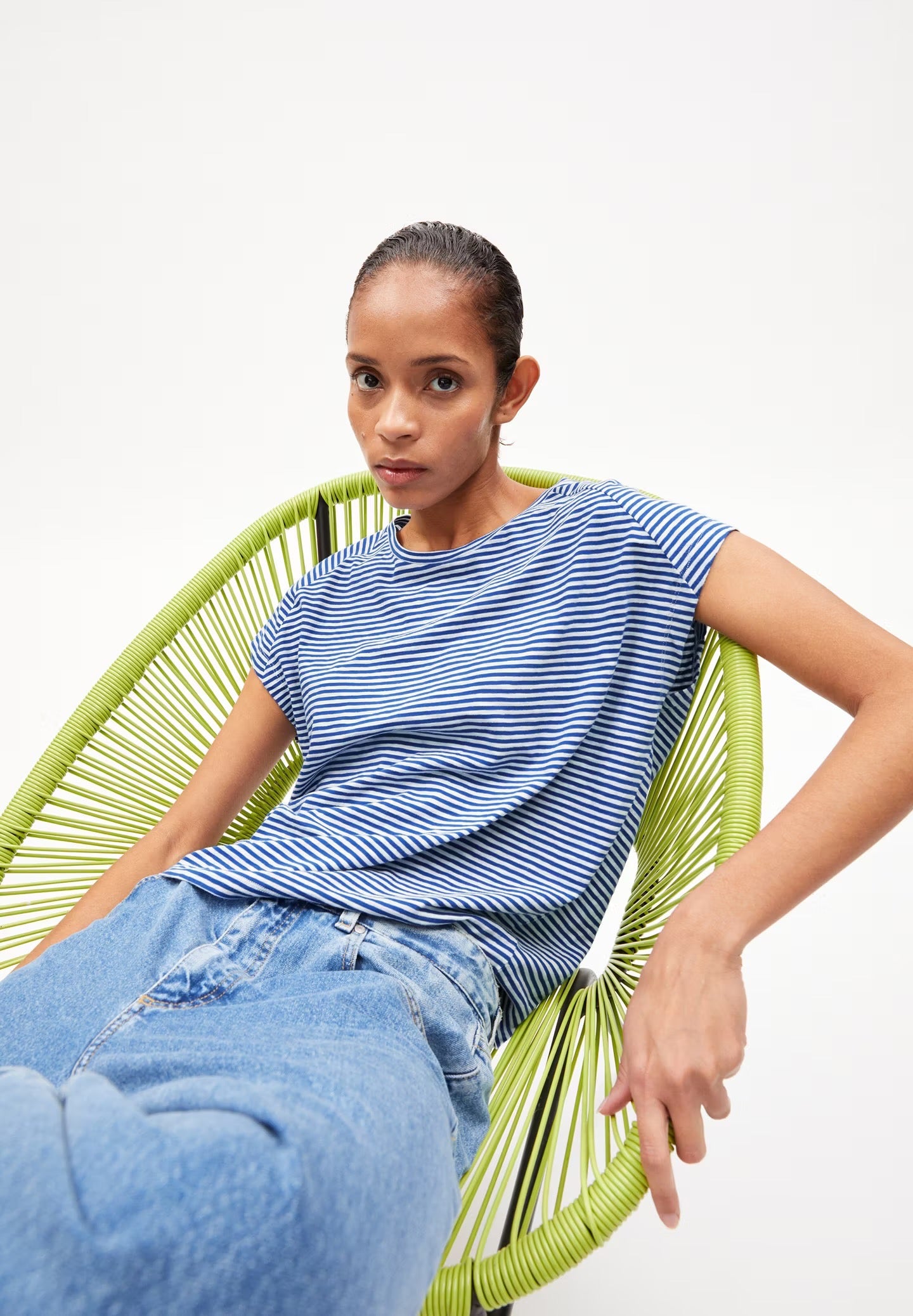 Loose fit striped t-shirt from Armedangels, with cap sleeves and a round neck, fine horizontal stripes in oat milk white and bright blue, made from sustainable organic cotton.