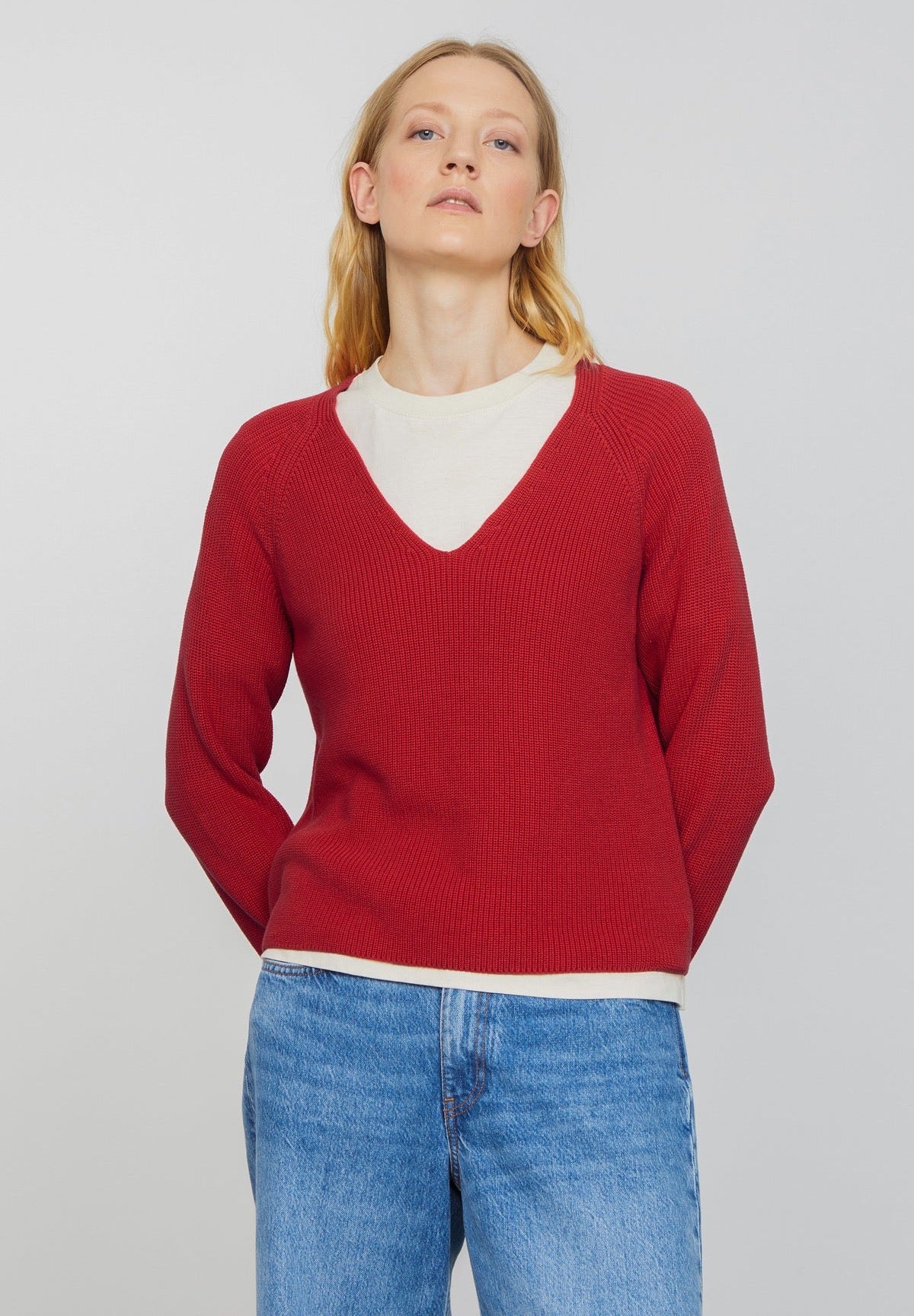 ARUGULA organic cotton jumper from Recolution. Long raglan sleeves, v neck, regular fit. Fine ribbed texture. Bright red.