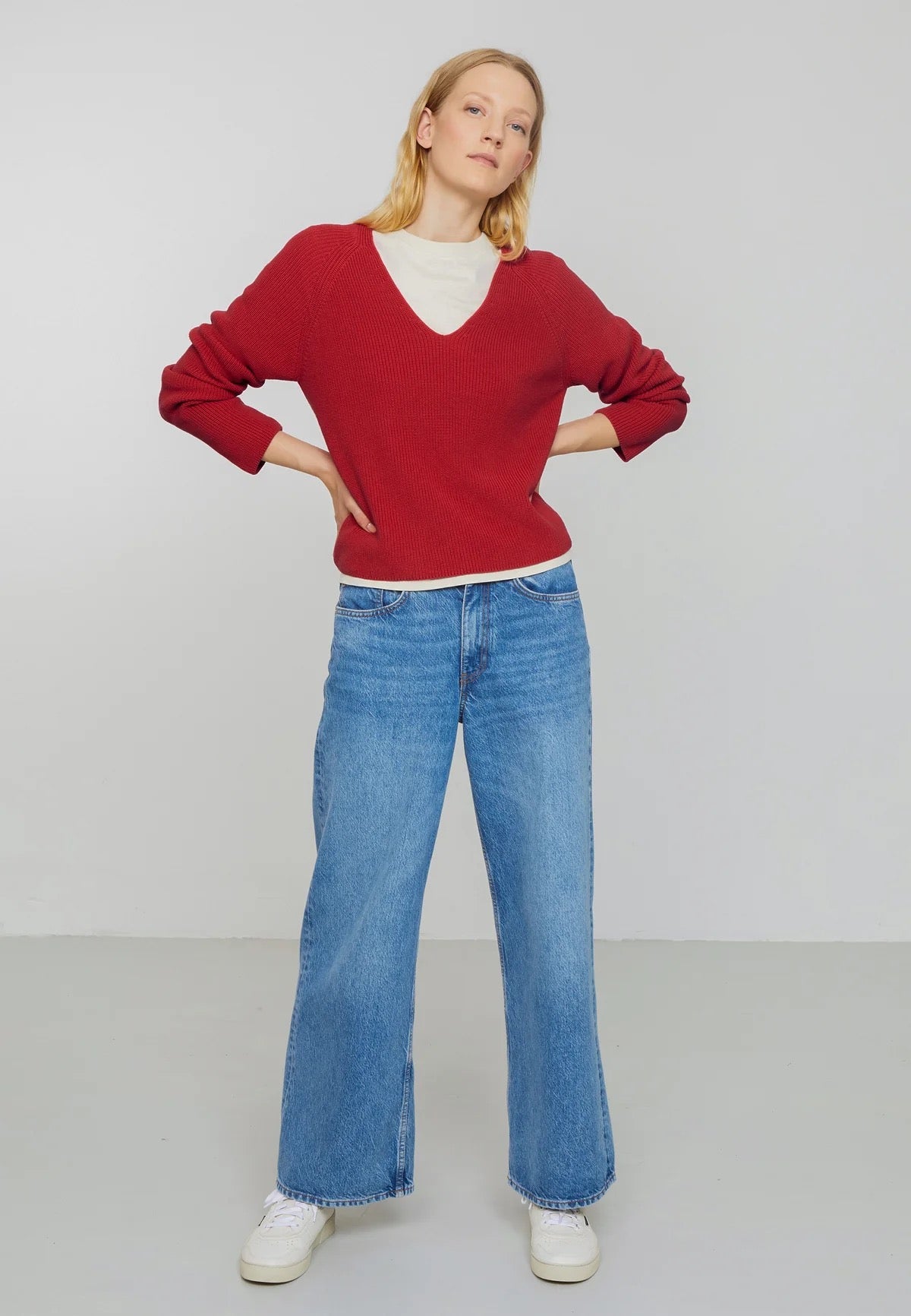 ARUGULA organic cotton jumper from Recolution. Long raglan sleeves, v neck, regular fit. Fine ribbed texture. Bright red.