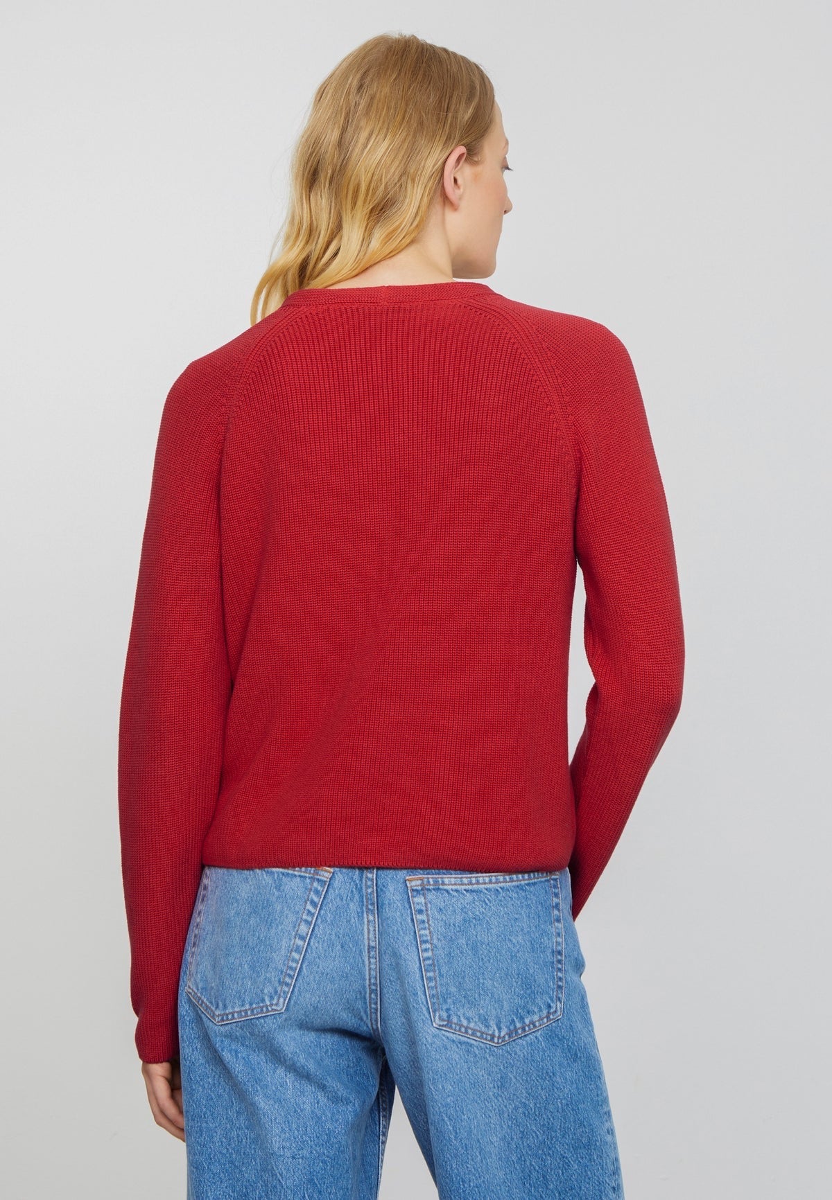 ARUGULA organic cotton jumper from Recolution. Long raglan sleeves, v neck, regular fit. Fine ribbed texture. Bright red.