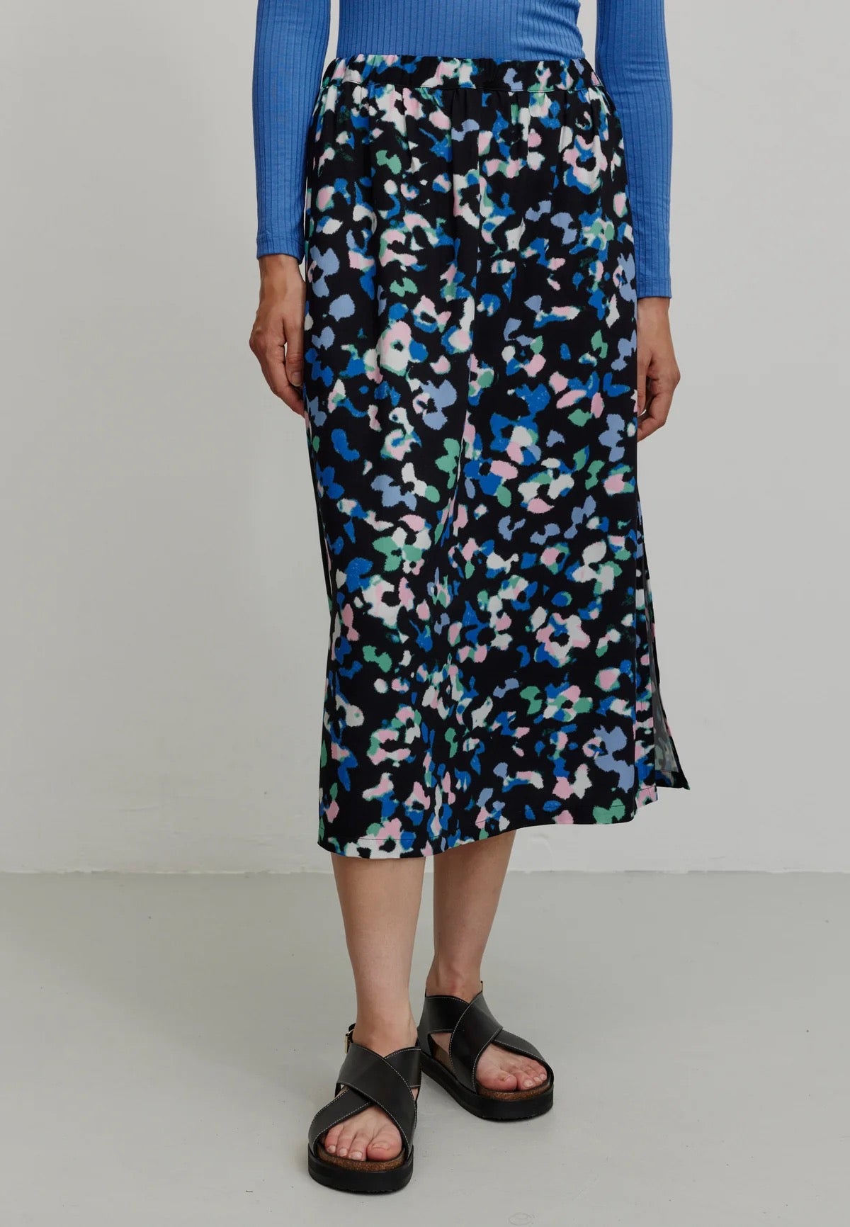 Midi skirt by Recolution,  made from sustainable Ecovero viscose. Abstract floral print in hues of navy, light green and powder pink. With slits on both sides and side pockets.