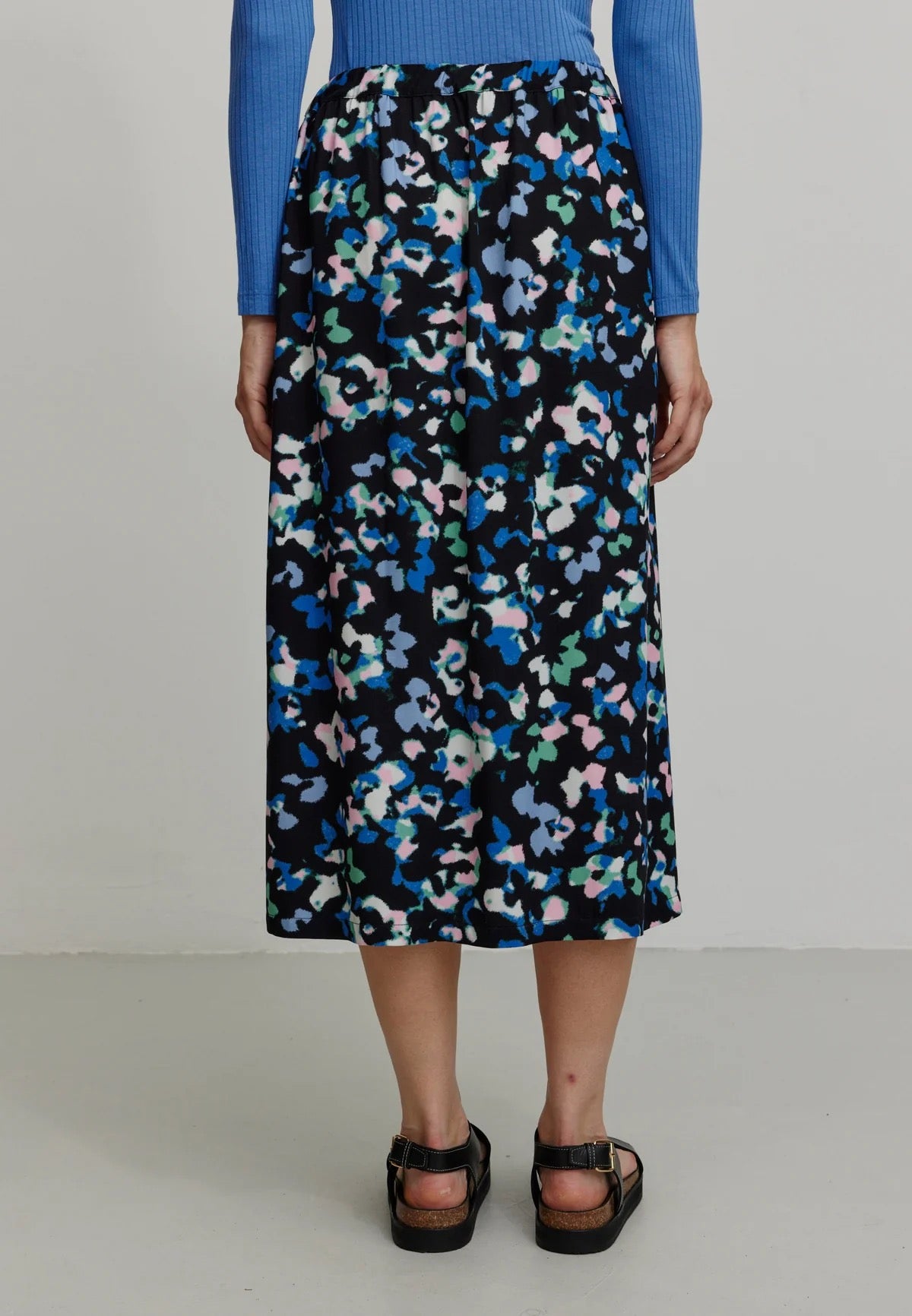 Midi skirt by Recolution,  made from sustainable Ecovero viscose. Abstract floral print in hues of navy, light green and powder pink. With slits on both sides and side pockets.