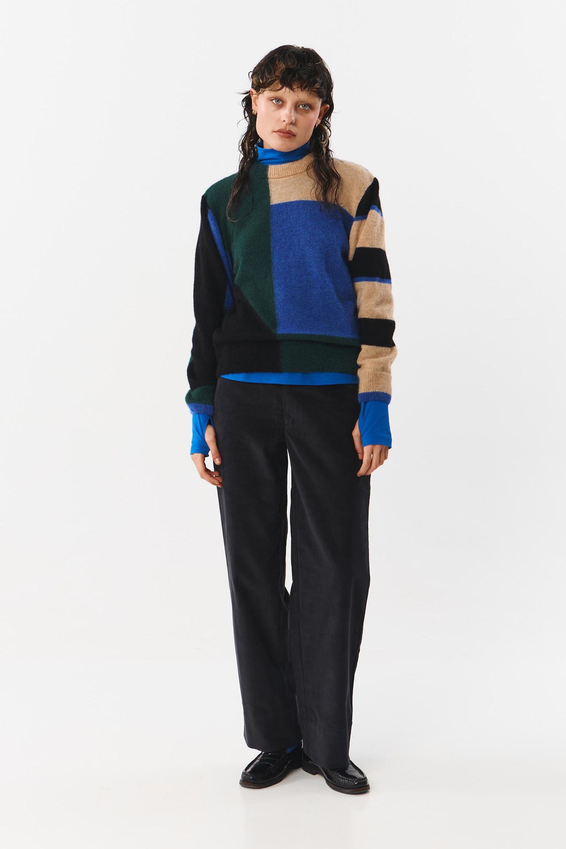 Knitted winter jumper from Suite13LAB. Made from a sustainable blend of baby alpaca, merino wool and recycled nylon. Regular fit, long sleeves, crew neck, ribbed cuffs and hem. Geometric colour block pattern all over in blue, dark green, beige and black.