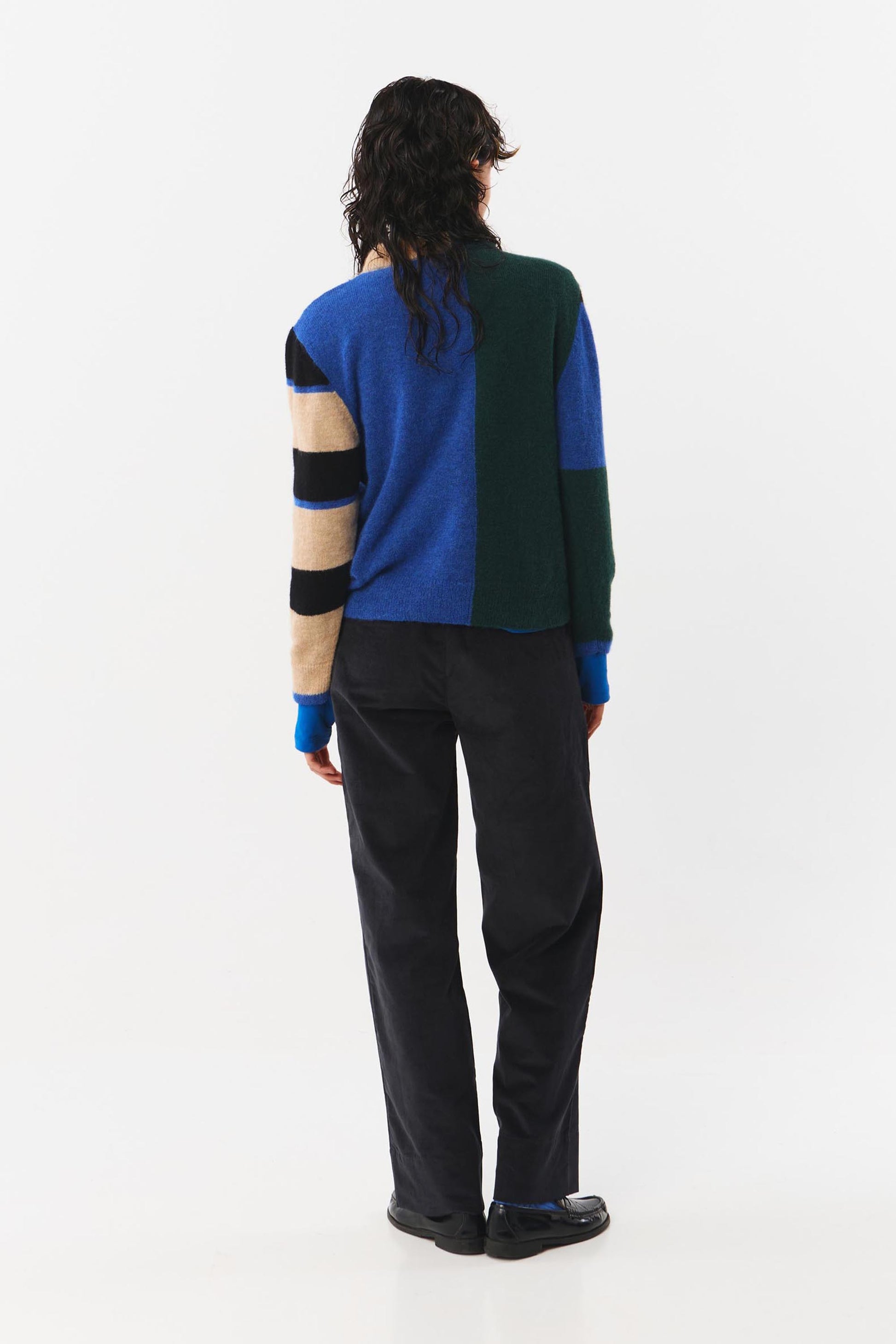 Knitted winter jumper from Suite13LAB. Made from a sustainable blend of baby alpaca, merino wool and recycled nylon. Regular fit, long sleeves, crew neck, ribbed cuffs and hem. Geometric colour block pattern all over in blue, dark green, beige and black.