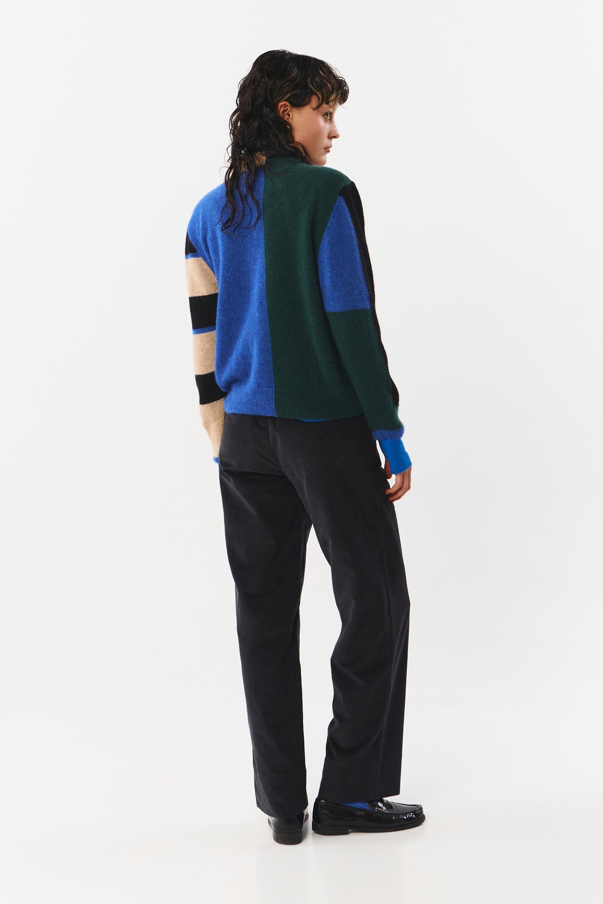 Knitted winter jumper from Suite13LAB. Made from a sustainable blend of baby alpaca, merino wool and recycled nylon. Regular fit, long sleeves, crew neck, ribbed cuffs and hem. Geometric colour block pattern all over in blue, dark green, beige and black.