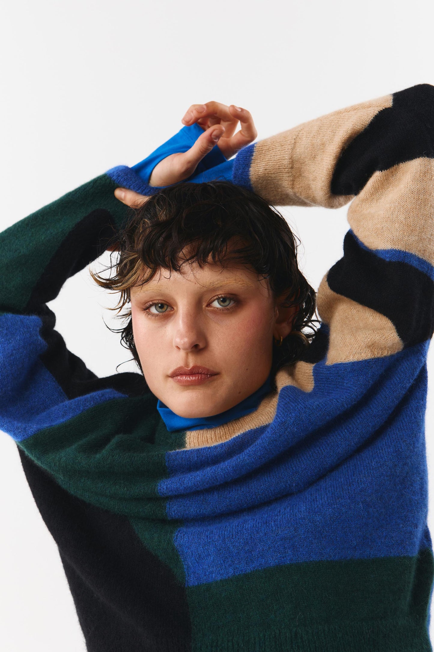 Knitted winter jumper from Suite13LAB. Made from a sustainable blend of baby alpaca, merino wool and recycled nylon. Regular fit, long sleeves, crew neck, ribbed cuffs and hem. Geometric colour block pattern all over in blue, dark green, beige and black.