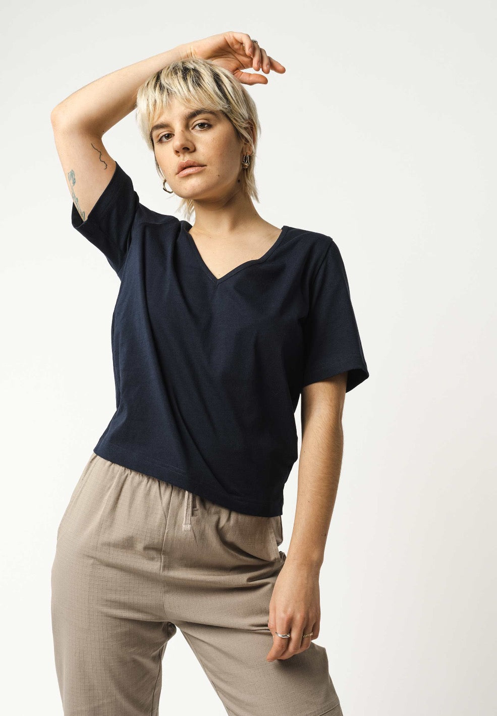 V-NECK ORGANIC COTTON T-SHIRT LALI || NAVY